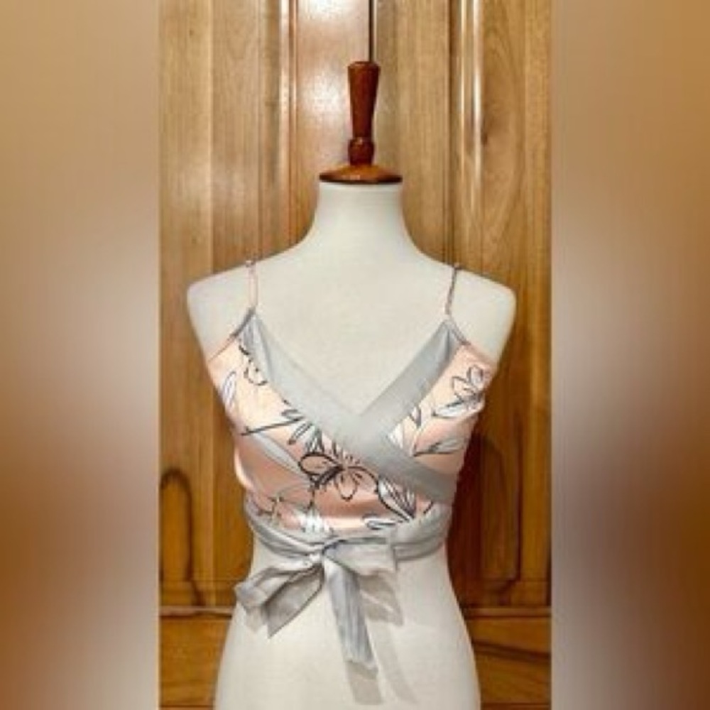 Roxy Wrap Tie Front Bralette top size M. Brand new